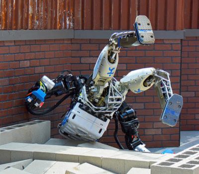 Miksi humanoidirobotit putoavat, kun ihmiset harvoin?